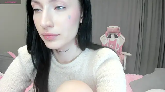 Snapshot of JenniferQueen11 chatting on October 4, 11:27 am JenniferQueen11 online show from October 4, 11:27 am