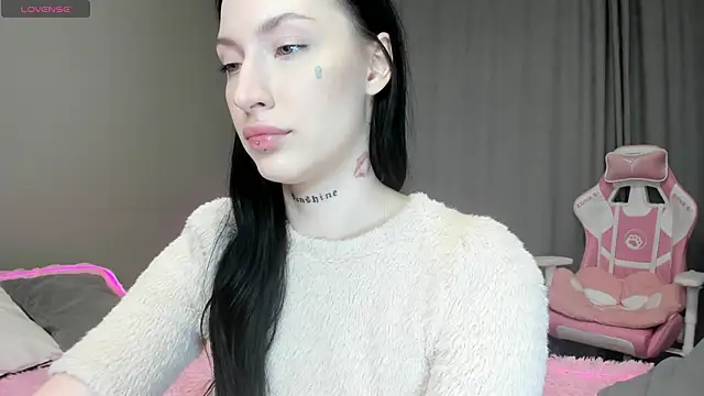 Snapshot of JenniferQueen11 chatting on October 5, 11:37 am JenniferQueen11 online show from October 5, 11:37 am
