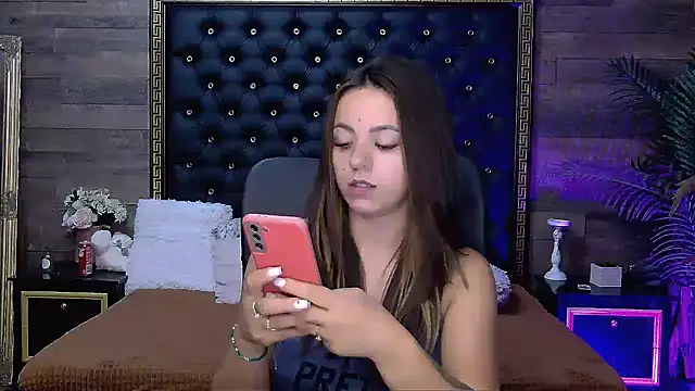 Snapshot of PlayfulElla chatting on October 13, 11:24 am PlayfulElla online show from October 13, 11:24 am