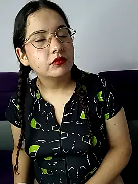 Snapshot of MiaLaurenzz chatting on October 2, 2:38 am MiaLaurenzz online show from October 2, 2:38 am