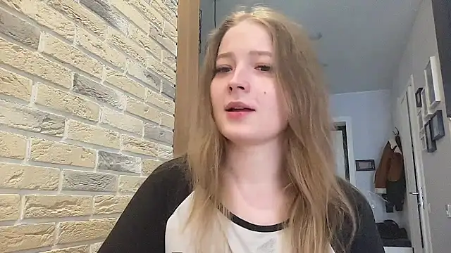 CharmingSarah online show from May 6, 1:59 pm