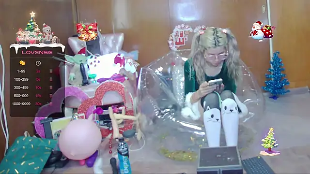 Skinygirl online show from December 17, 9:19 pm