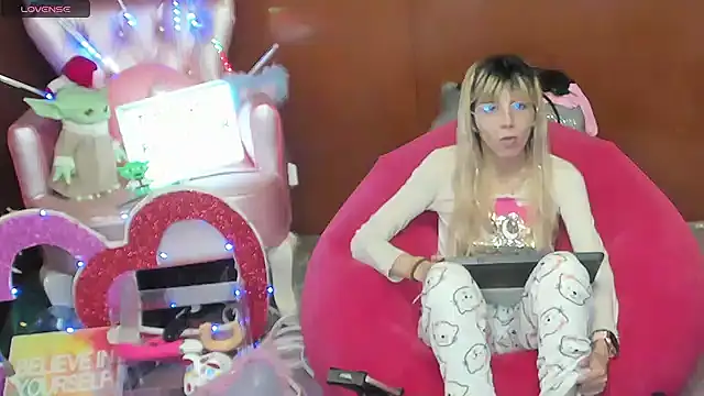 Skinygirl online show from April 24, 11:18 pm