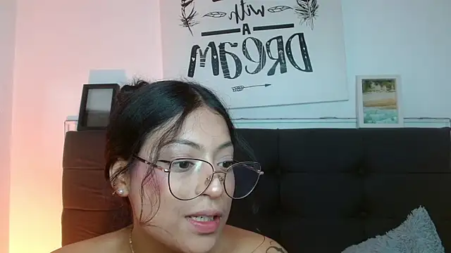 Snapshot of vaness_weet chatting on October 17, 9:07 pm vaness weet online show from October 17, 9:07 pm