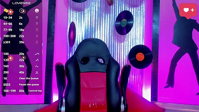 nickyminach  online show from April 27, 7:33 pm