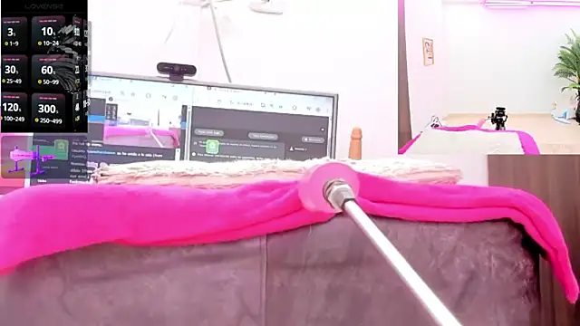 Paulina Davis  online show from April 26, 12:30 am