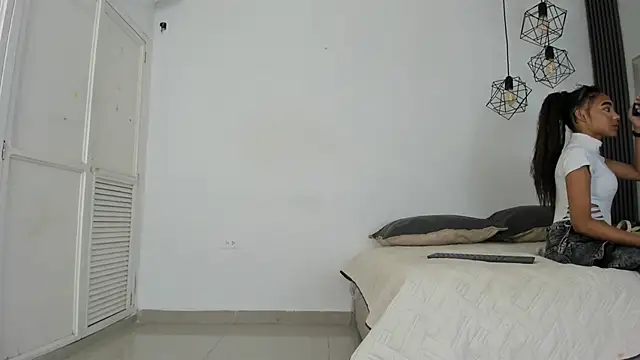 kristyl paez online show from April 25, 7:00 pm