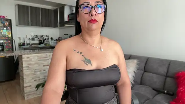 Karina Yang online show from April 25, 2:47 pm