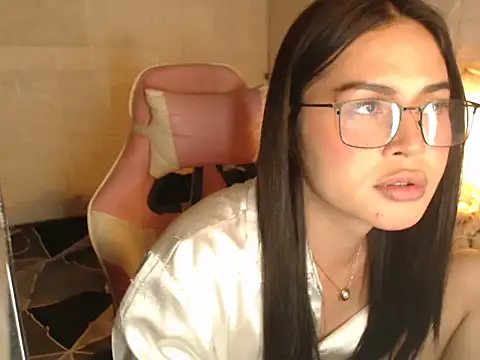 Ashely Lewis online show from December 5, 8:54 pm