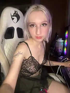 bunnydark00 online show from April 13, 4:47 am