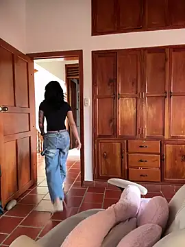 Ale Lewis online show from February 4, 8:45 pm