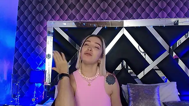 victoriaa lee  online show from June 5, 8:37 pm