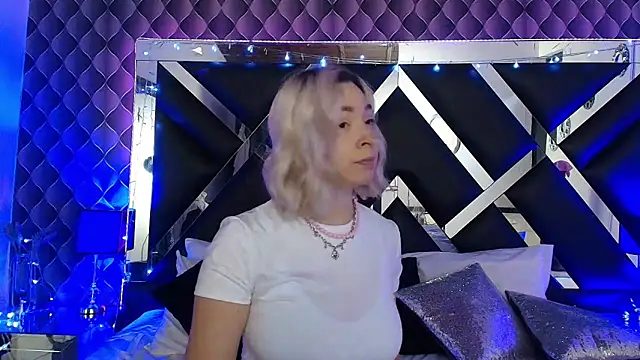 victoriaa lee  online show from April 25, 7:11 pm