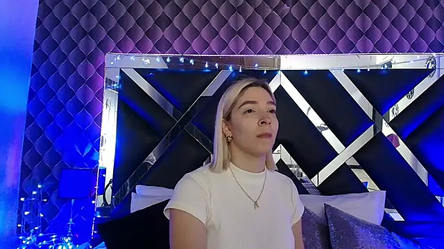 victoriaa lee  online show from April 6, 6:53 pm