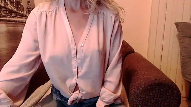 Snapshot of mesexylady34 chatting on September 18, 4:38 pm mesexylady34 online show from September 18, 4:38 pm