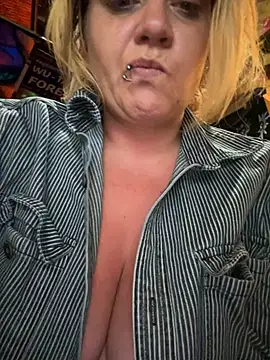 TrashleyRosebud online show from November 3, 12:53 pm