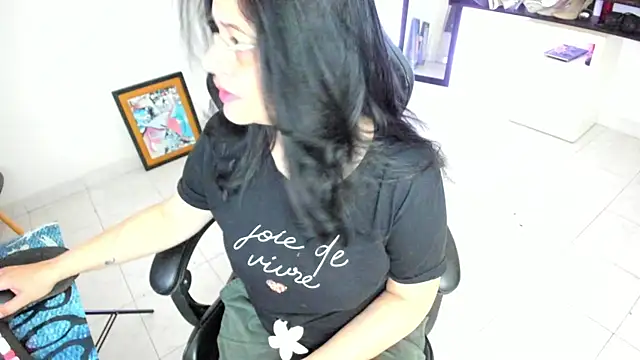 BellaFlaming online show from April 18, 10:51 am