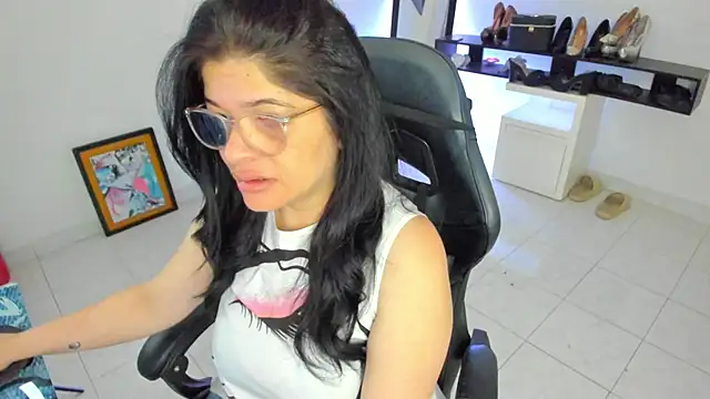 BellaFlaming online show from April 21, 10:55 am