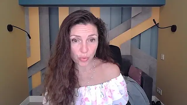 Snapshot of EllaLong chatting on October 12, 12:07 pm EllaLong online show from October 12, 12:07 pm