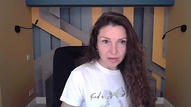 Snapshot of EllaLong chatting on October 3, 11:37 am EllaLong online show from October 3, 11:37 am