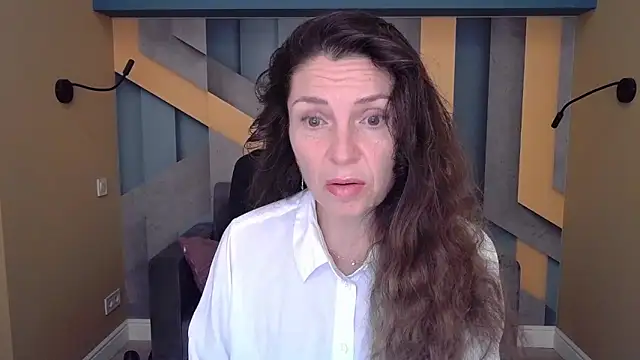 Snapshot of EllaLong chatting on October 8, 11:36 am EllaLong online show from October 8, 11:36 am