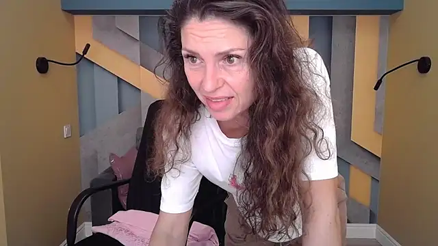 Snapshot of EllaLong chatting on September 30, 11:38 am EllaLong online show from September 30, 11:38 am