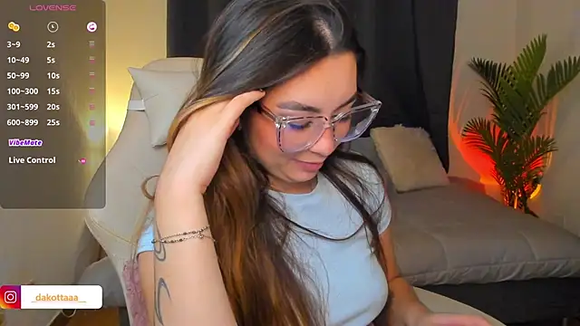 dakottaa  online show from April 4, 11:36 pm