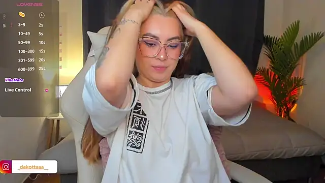 dakottaa  online show from April 25, 11:35 pm