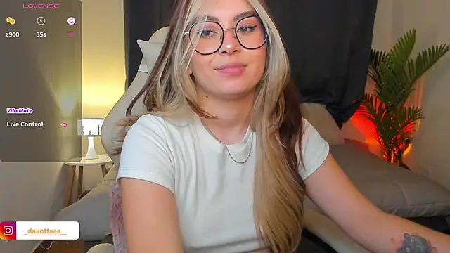 dakottaa  online show from April 22, 3:47 am