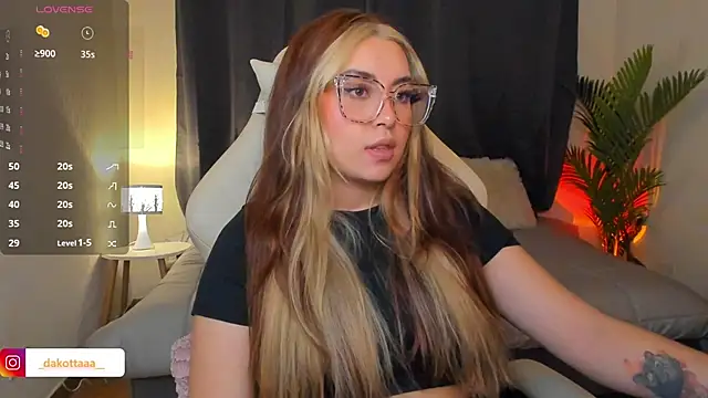 dakottaa  online show from April 24, 12:02 am