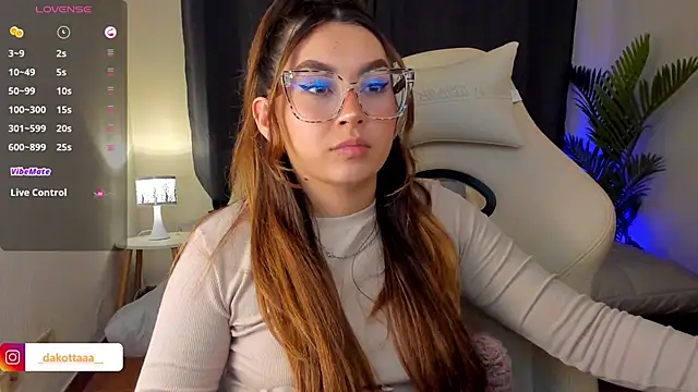 dakottaa  online show from October 22, 11:43 pm