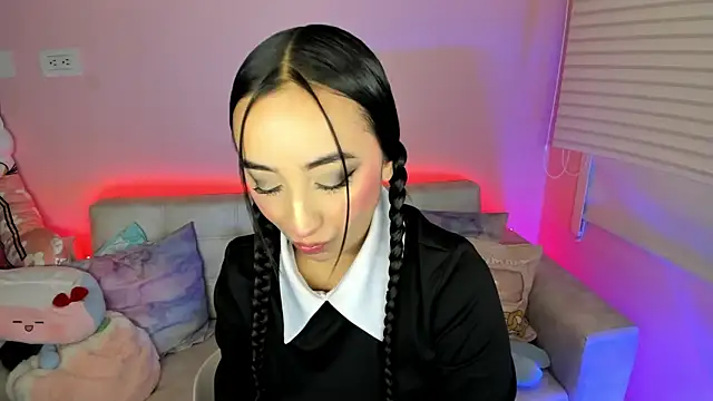 tinysara online show from April 26, 4:27 pm