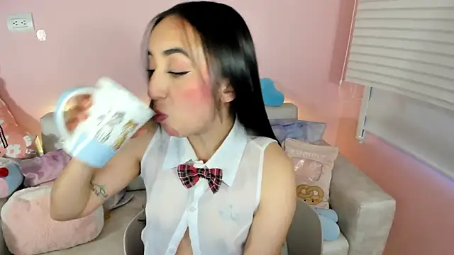 tinysara online show from April 24, 4:32 pm