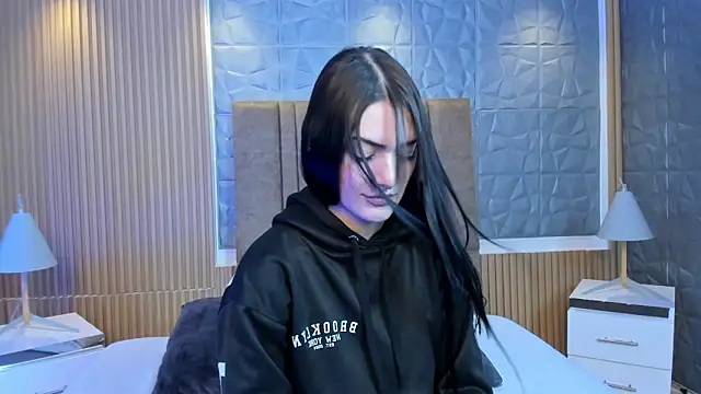 charlottewhitte online show from December 15, 2:22 pm