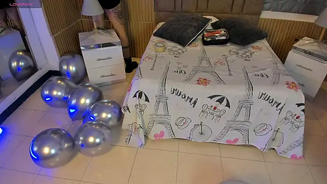 charlottewhitte online show from October 31, 12:31 pm