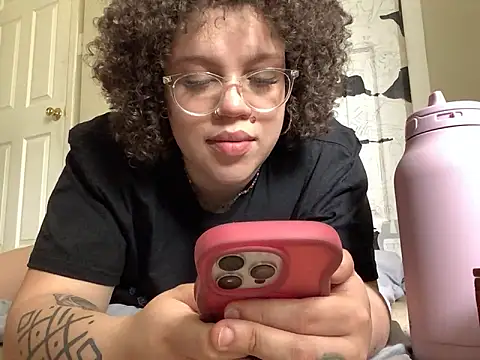 QueenNuttCollector online show from April 29, 5:30 pm