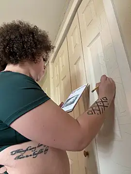 QueenNuttCollector online show from April 22, 4:59 pm