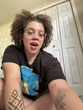 QueenNuttCollector online show from April 24, 4:10 pm