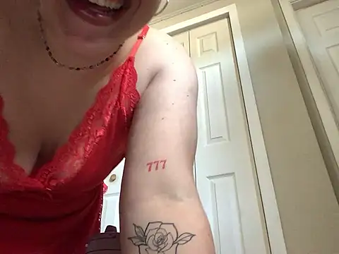 QueenNuttCollector online show from April 21, 4:58 pm