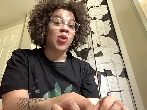 QueenNuttCollector online show from April 29, 5:04 pm