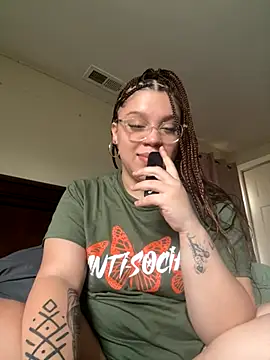 QueenNuttCollector online show from November 19, 5:24 pm