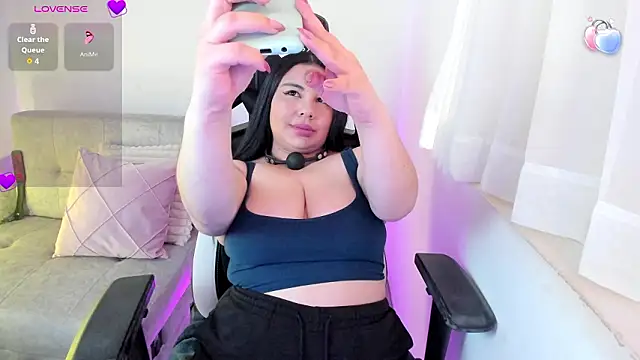 ambar-wells online show from March 30, 7:02 pm