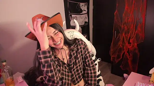 amber yull online show from October 31, 1:29 am