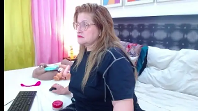 sandra 20 online show from April 21, 10:00 am