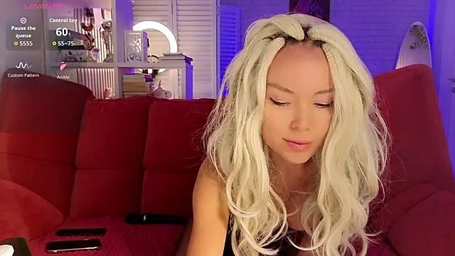 WhiteBunny online show from April 24, 7:33 am