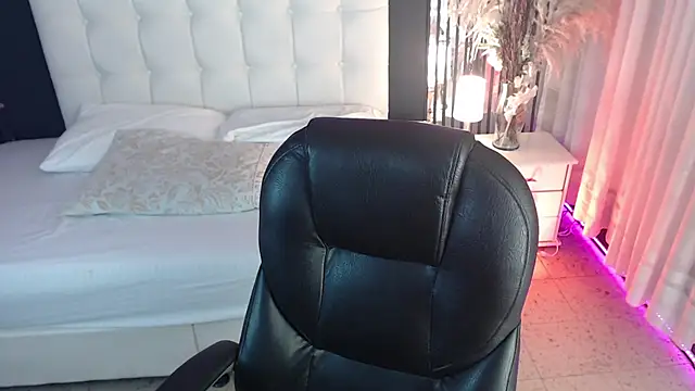 LiaVillalobos online show from April 1, 2:14 pm