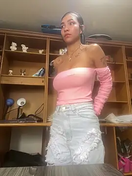 LauraAristizabal online show from April 23, 12:29 pm