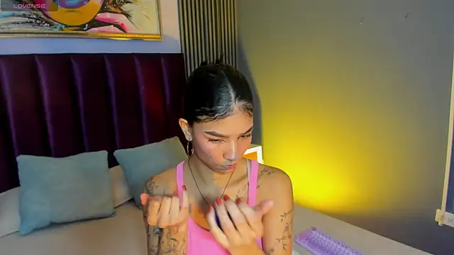 LauraAristizabal online show from April 24, 12:30 pm