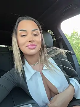 KirstieVegas online show from April 27, 3:31 pm