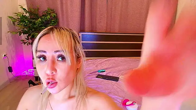 Yulianna Smith online show from April 19, 6:10 pm